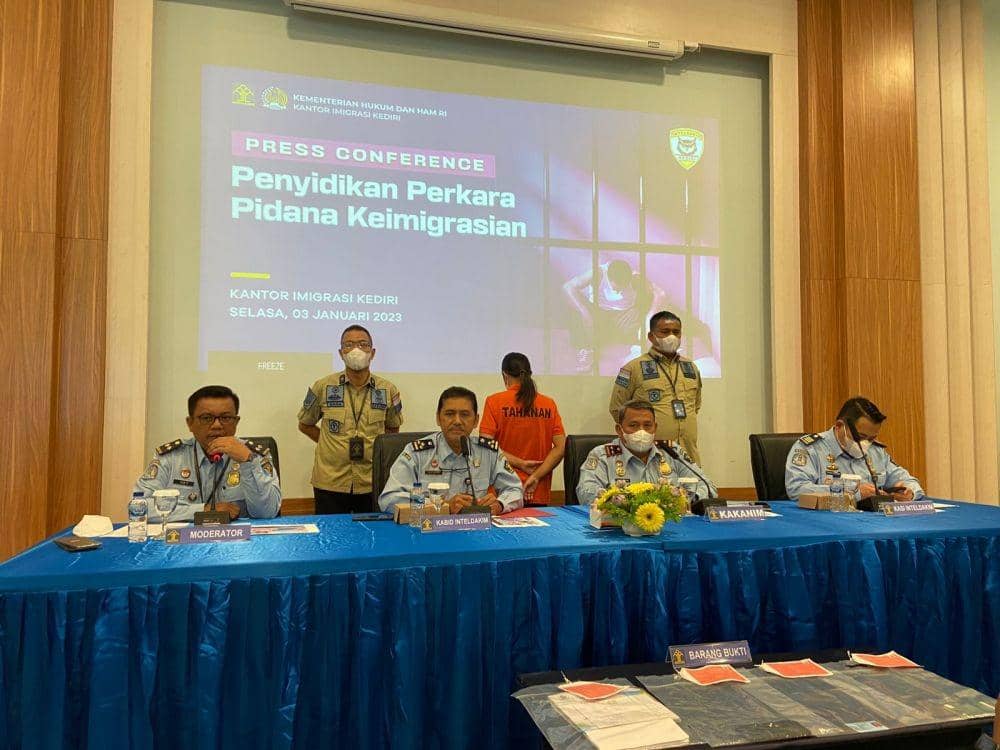 Kantor Imigrasi Kelas II Non TPI Kediri saat merilis ungkap kasus. IDN Times/ istimewa