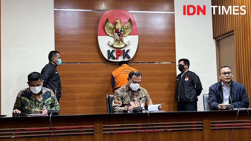 KPK menahan Anggota Polri AKBP Bambang Kayun yang menjadi tersangka dugaan suap dan gratifikasi di Mabes Polri terkait dengan pemalsuan surat perkara perebutan hak ahli waris PT ACM (Aria Citra Mulia). (IDN Times/Aryodamar)