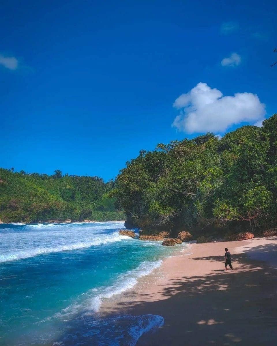 Pantai Ngalur di Desa Jenggulngharjo, Tanggunggunung. instagram.com/@eastjava