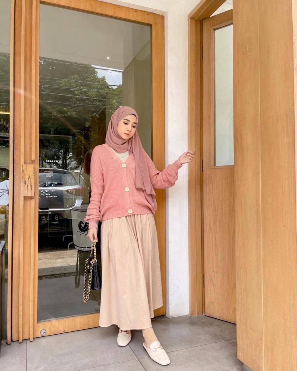 inspirasi OOTD hijab dengan cardigan ala Richa Etika (instagram.com/richaeu)