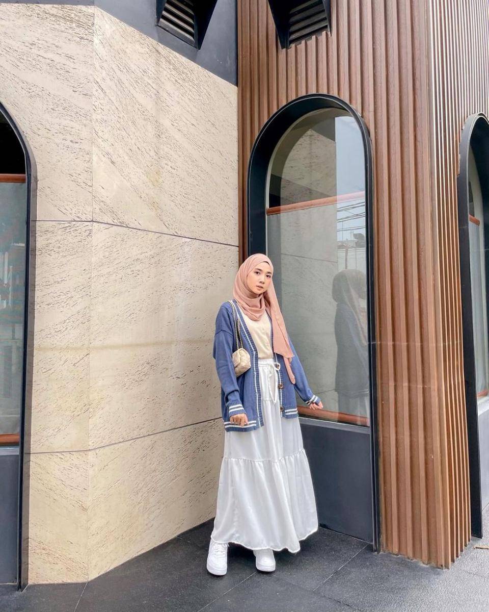 inspirasi OOTD hijab dengan cardigan ala Richa Etika (instagram.com/richaeu)