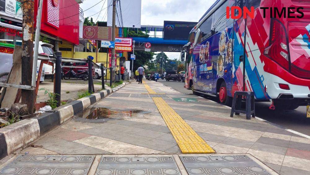 Pemkot Depok telah memperbaiki trotoar di Jalan Raya Margonda, Kota Depok. (IDNTimes/Dicky)