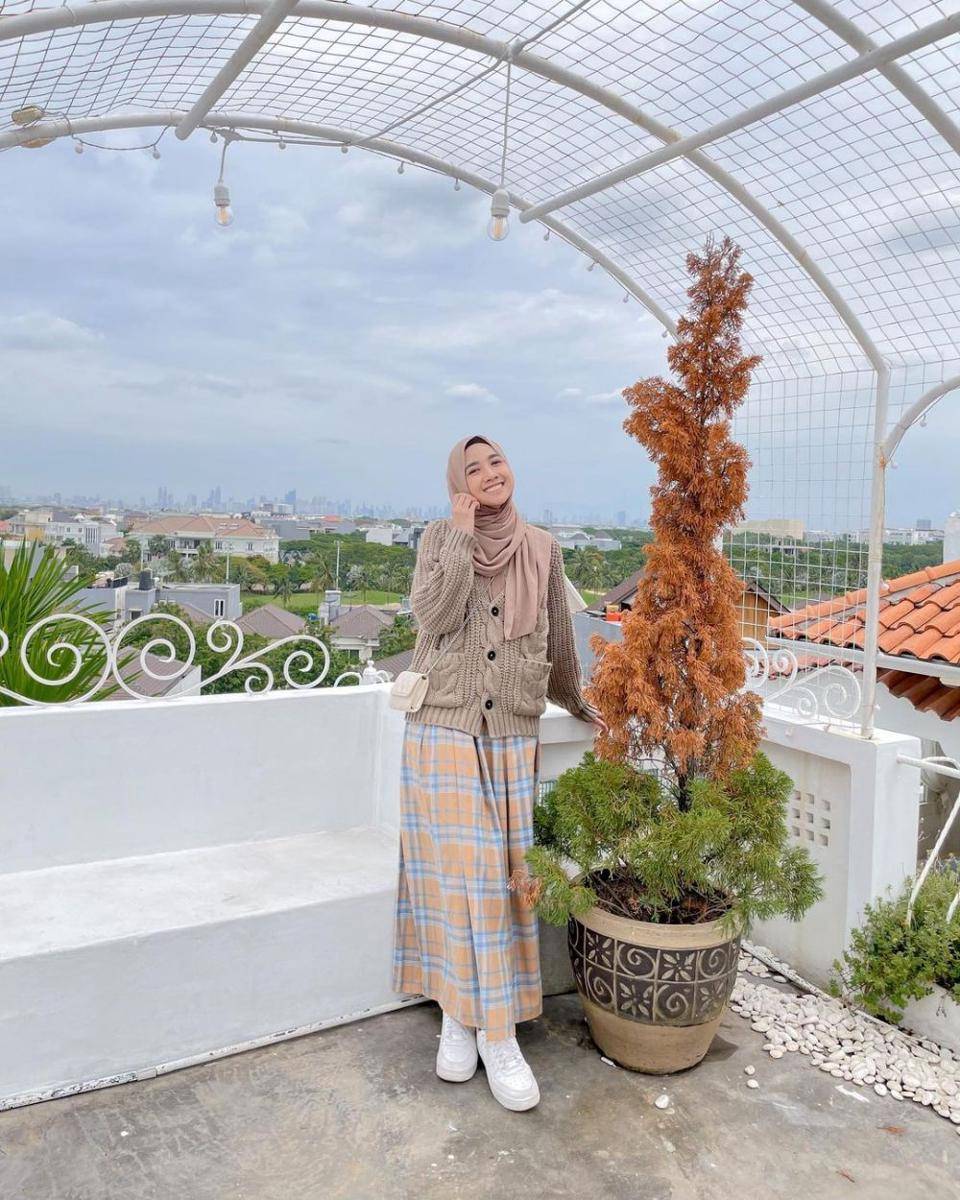 inspirasi OOTD hijab dengan cardigan ala Richa Etika (instagram.com/richaeu)