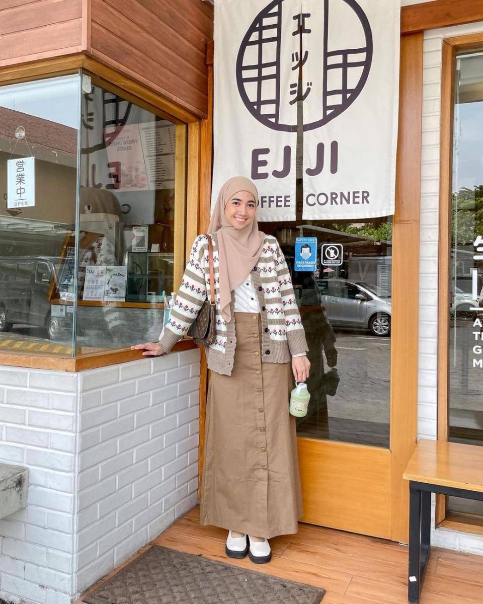 inspirasi OOTD hijab dengan cardigan ala Richa Etika (instagram.com/richaeu)