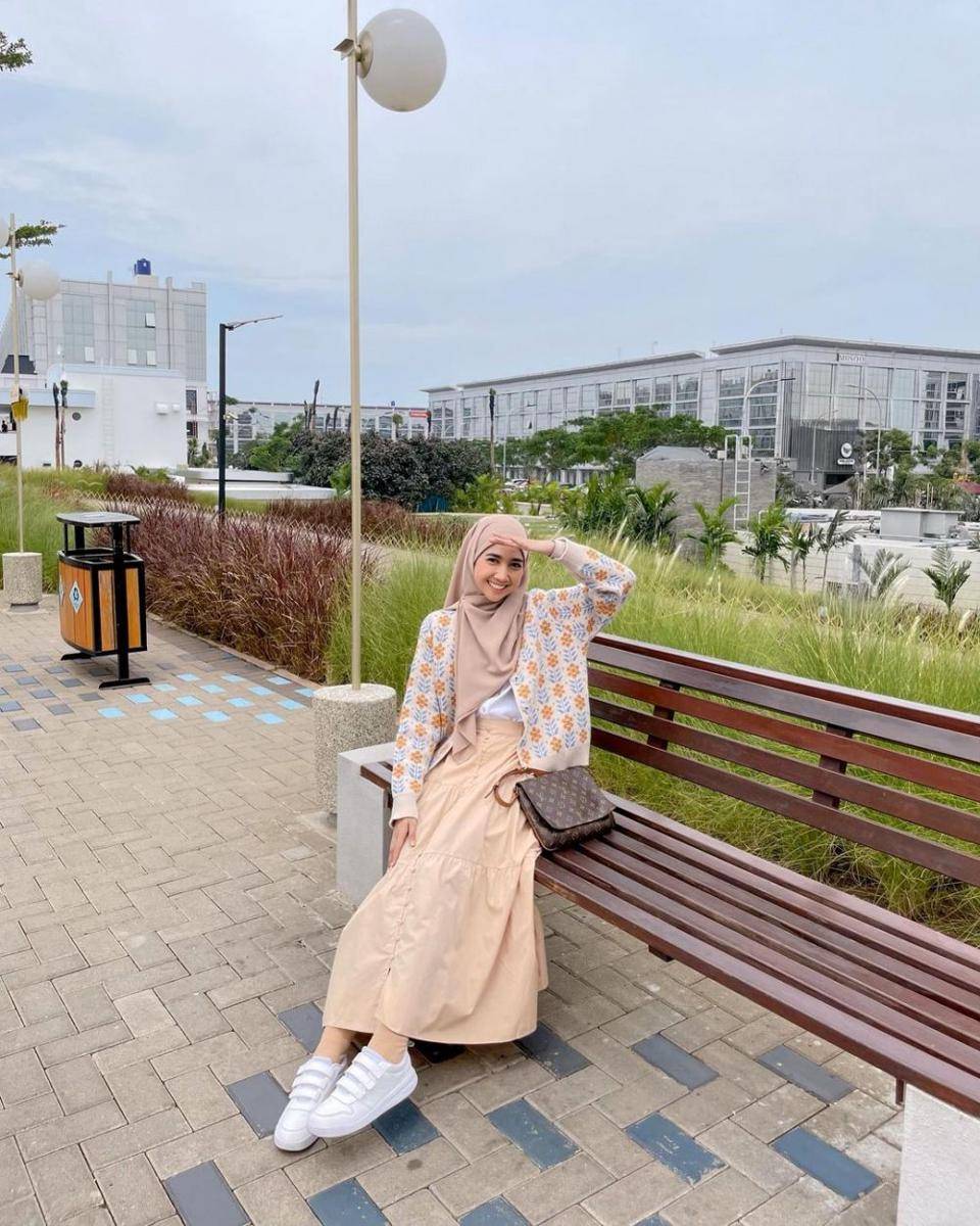 inspirasi OOTD hijab dengan cardigan ala Richa Etika (instagram.com/richaeu)