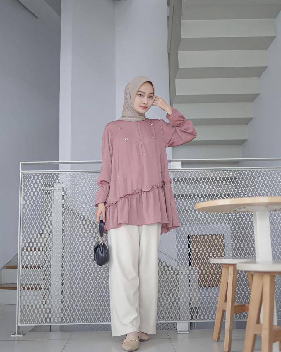 gaya outfit dengan blus ala Qolby Fithri Nuraghniya (instagram.com/aaghniya_)