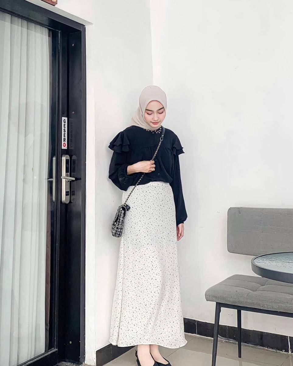 gaya outfit dengan blus ala Qolby Fithri Nuraghniya (instagram.com/aaghniya_)