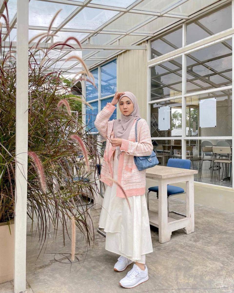 inspirasi OOTD hijab dengan cardigan ala Richa Etika (instagram.com/richaeu)