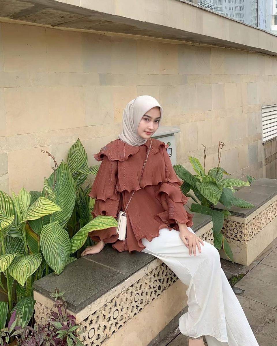 gaya outfit dengan blus ala Qolby Fithri Nuraghniya (instagram.com/aaghniya_)