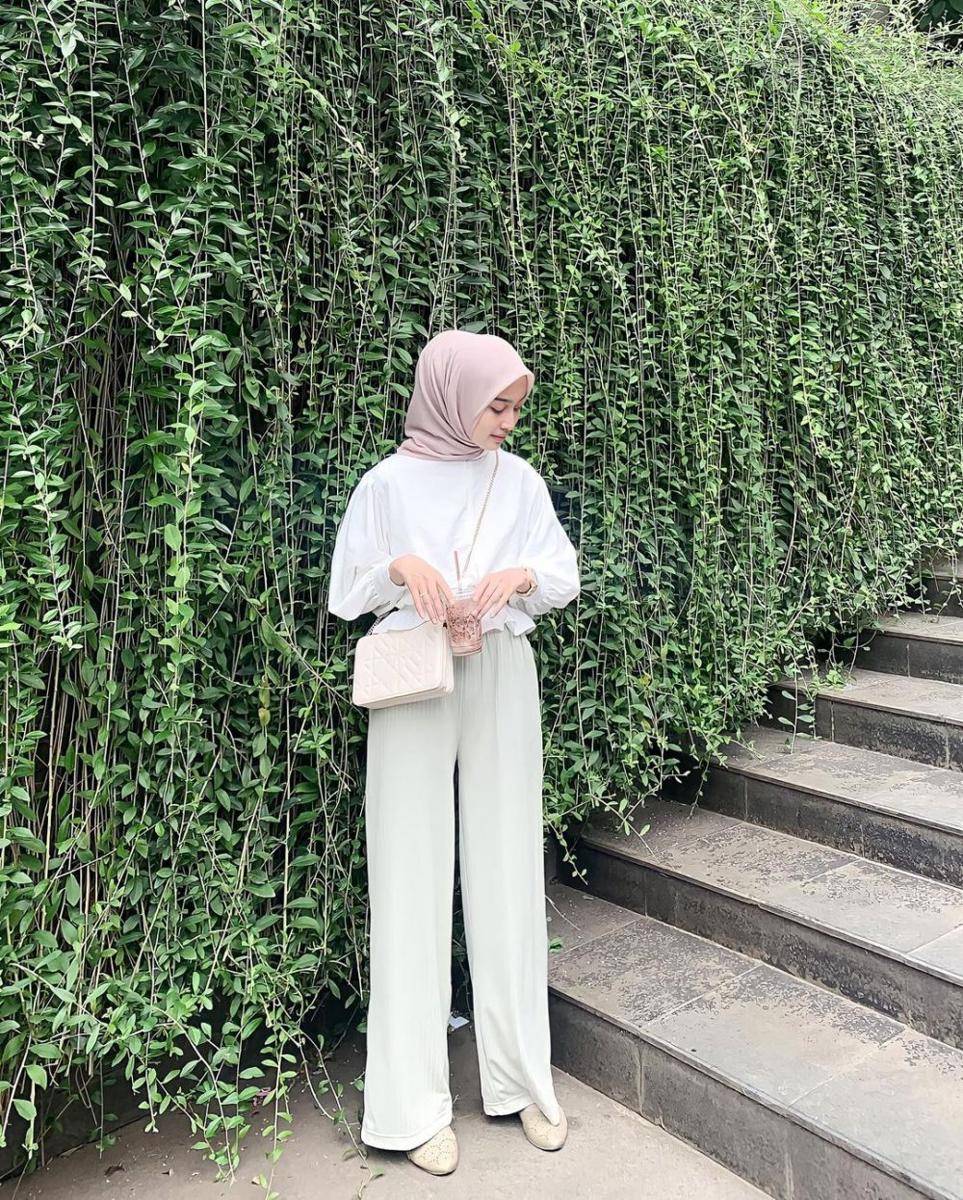 gaya outfit dengan blus ala Qolby Fithri Nuraghniya (instagram.com/aaghniya_)