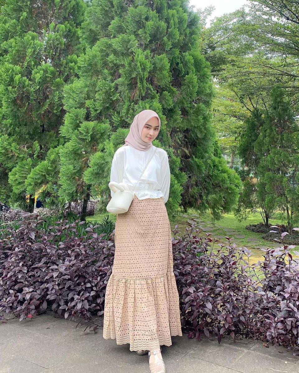 gaya outfit dengan blus ala Qolby Fithri Nuraghniya (instagram.com/aaghniya_)