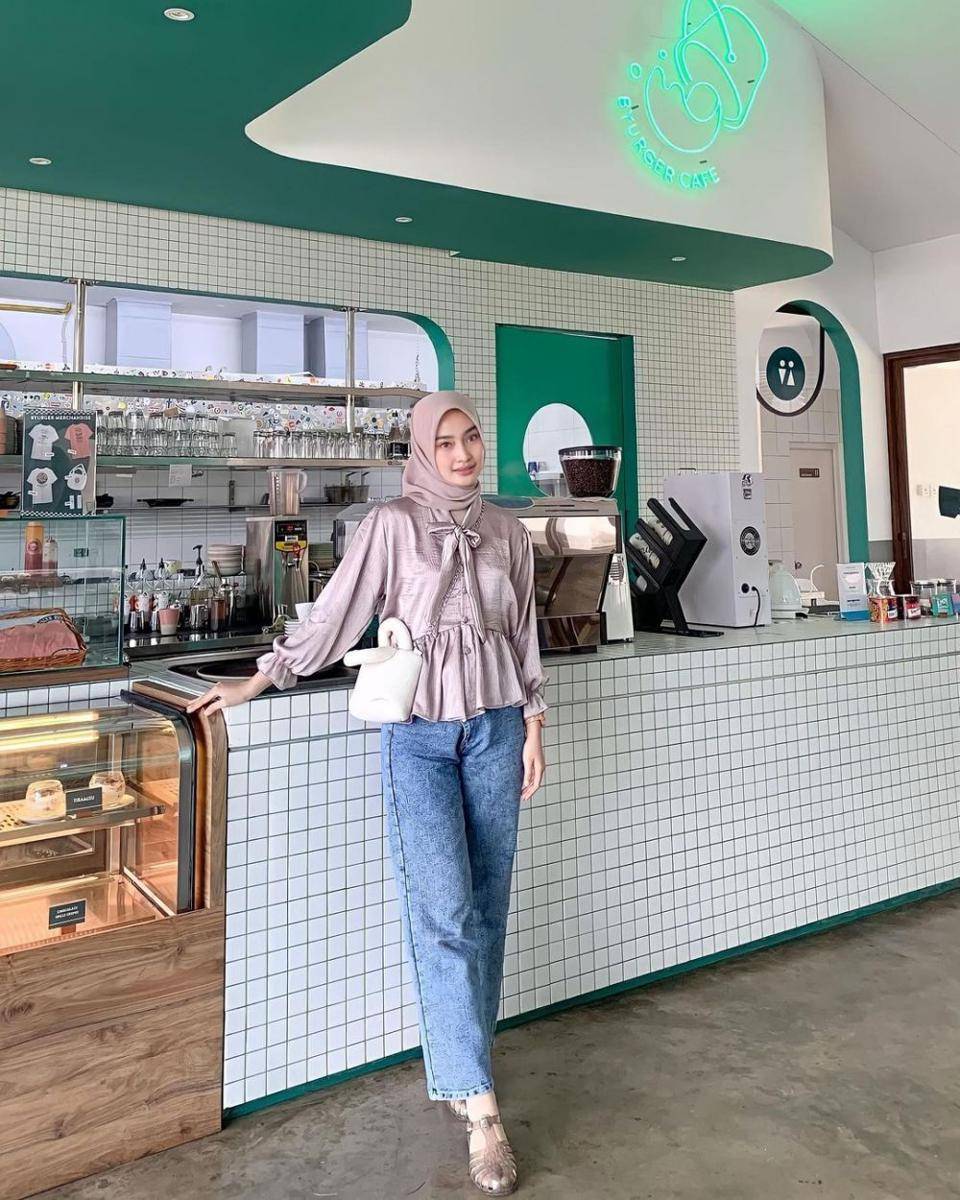 gaya outfit dengan blus ala Qolby Fithri Nuraghniya (instagram.com/aaghniya_)