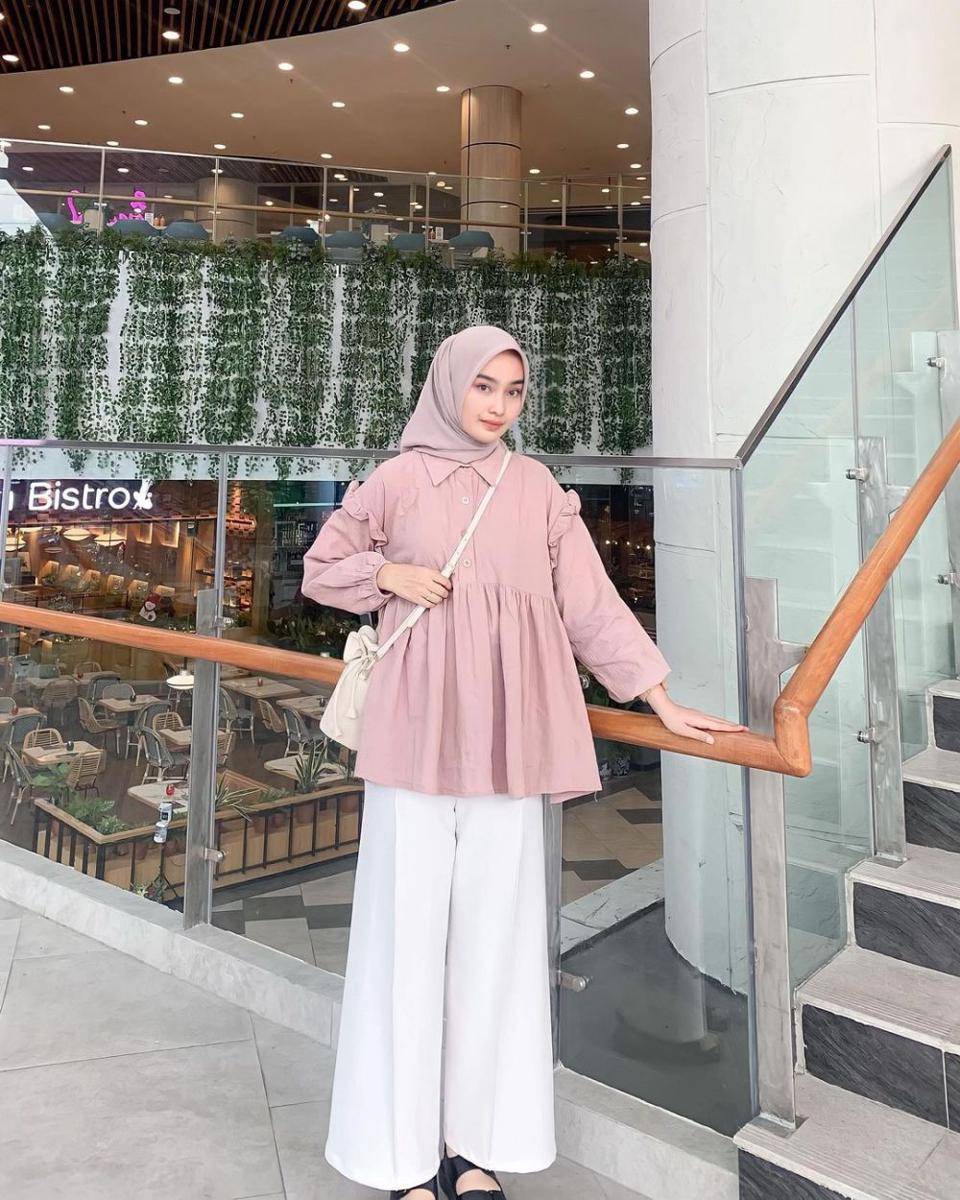 gaya outfit dengan blus ala Qolby Fithri Nuraghniya (instagram.com/aaghniya_)