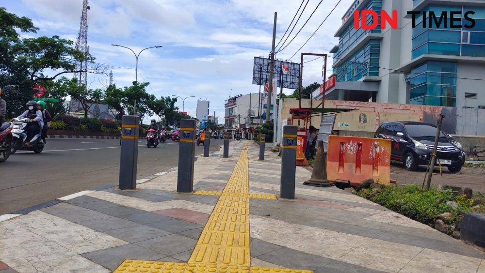 Salah satu trotoar yang telah dibangun Pemerintah Kota Depok di Jalan Raya Margonda. (IDNTimes/Dicky)