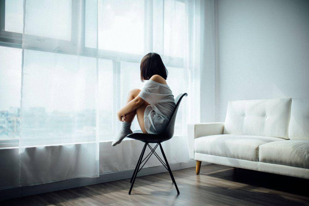 ilustrasi cewek menyendiri (unsplash.com/AnthonyTran)