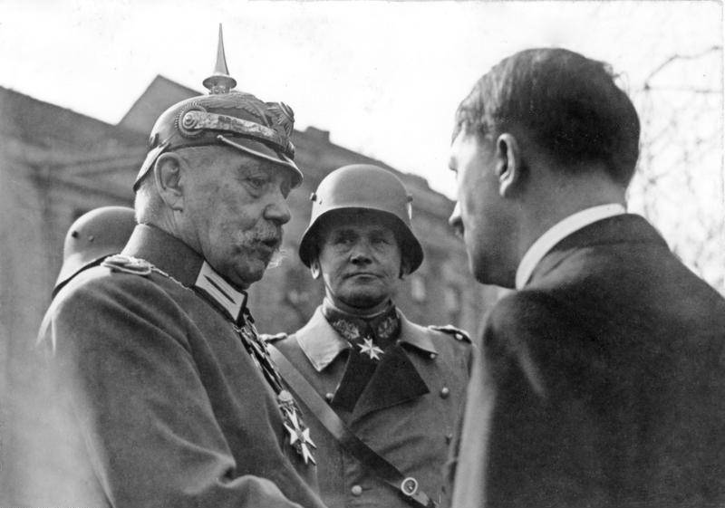 Adolf Hitler bersama Presiden Paul von Hindenburg pasca pengangkatan Hitler sebagai kanselir. (commons.wikimedia.org/German Federal Archives)