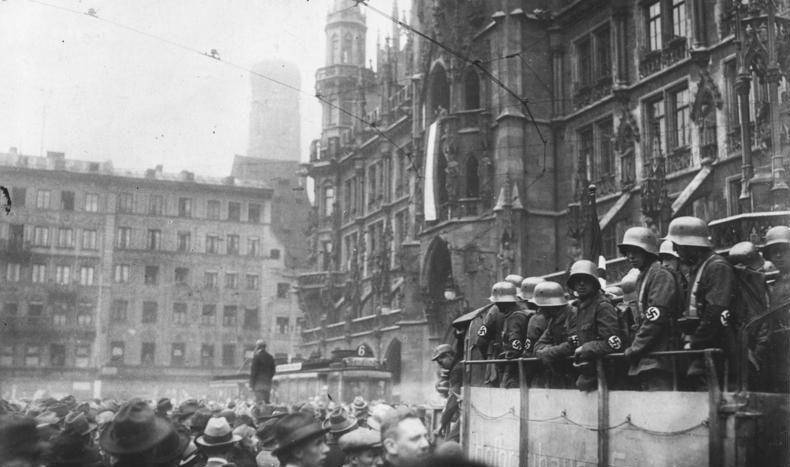 Suasana di Munich Marienplatz pasca gagalnya kudeta yang dilancarkan Partai Nazi. (commons.wikimedia.org/German Federal Archives)