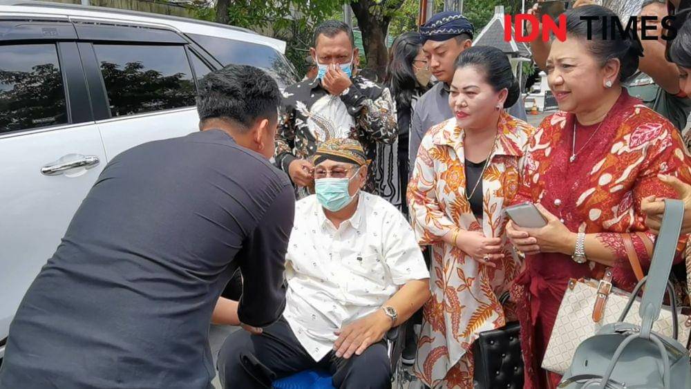 Gibran Rakabuming sambut kedatangan keluarga keraton. (IDN Times/Larasati Rey)