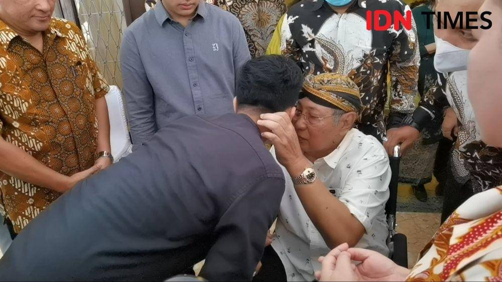 Sinuhun PB XIII cium Gibran usai pertemuan. (IDN Times/Larasati Rey)