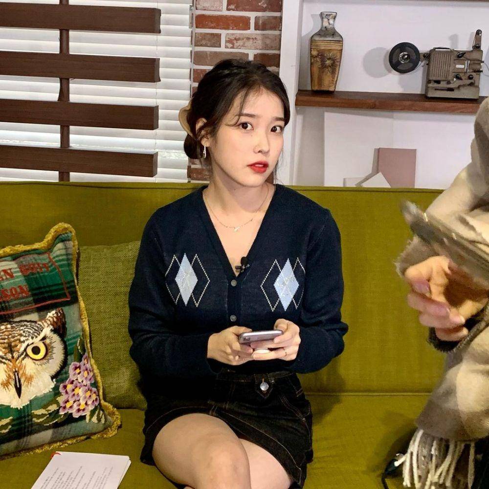 outfit kencan IU (instagram.com/dlwlrma)