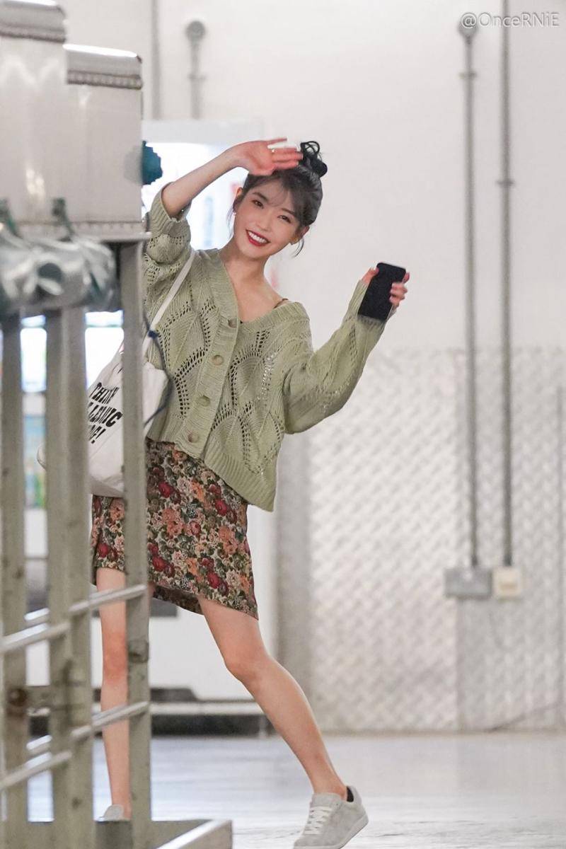 outfit kencan IU (twitter.com/leejiweunz)