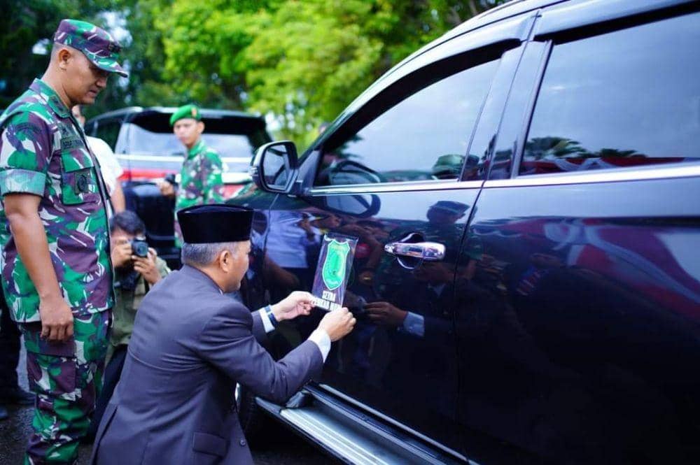 (Pemasangan logo Pemkab di sejumlah kendaraan dinas kabupaten Muba) IDN Times/Istimewa