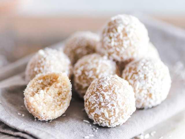 Resep Bola Kelapa Raffaello, Teman Secangkir Kopi yang Asik