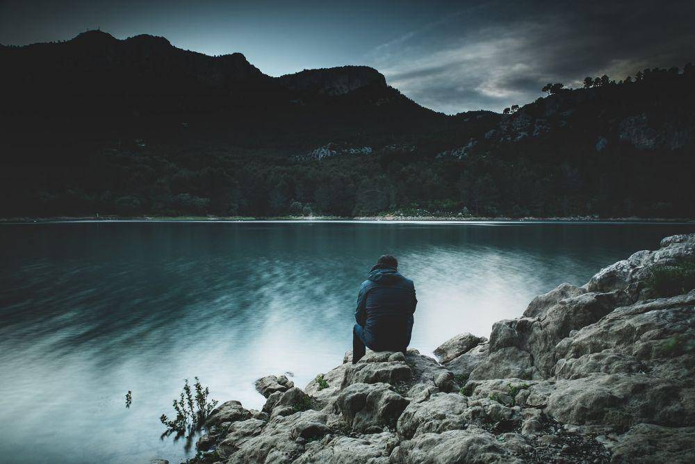 ilustrasi menyendiri (unsplash.com/Guillaume de Germain)