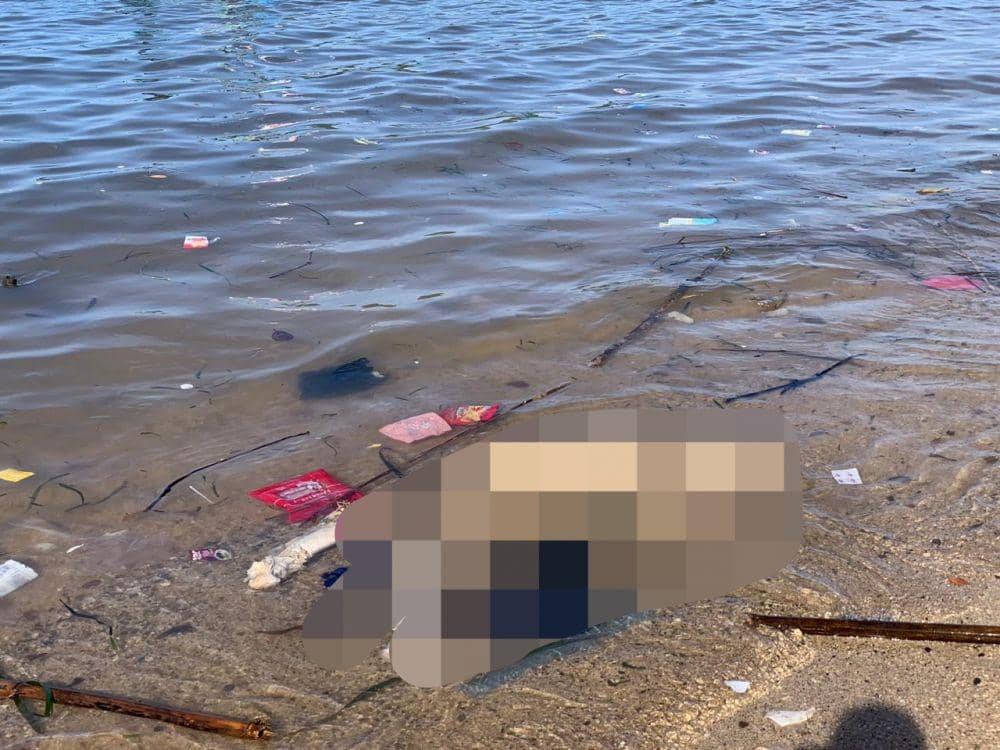 Mayat perempuan yang ditemukan mengapung di pinggir pantai. (dok. Polres Sumbawa Barat)