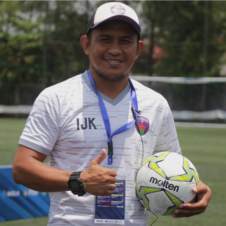 Ilham Jaya Kesuma ketika menjadi pembina usia muda di Persita Tangerang (pssi.org)