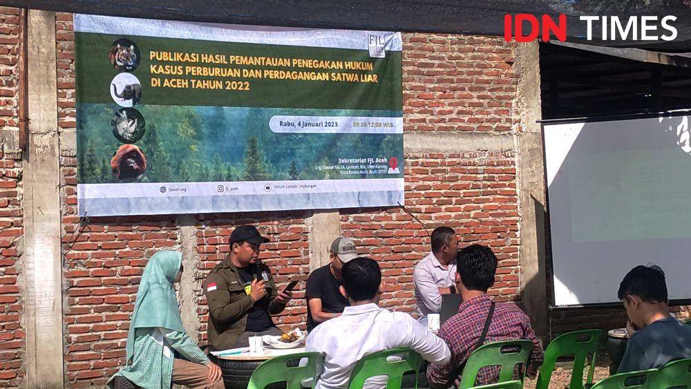 Publikasi hasil pemantauan penegakan hukum kasus perburuan dan perdagangan satwa liar di Aceh tahun 2022 yang digelar di halaman sekretariat Forum Jurnalis Lingkungan (FJL) Aceh, Kota Banda Aceh, Aceh. (IDN Times/Muhammad Saifullah)