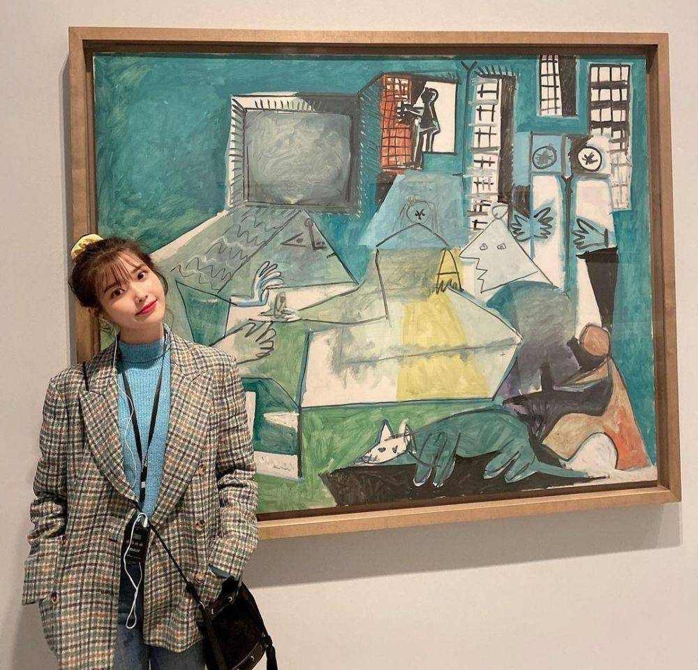 outfit kencan IU (instagram.com/dlwlrma)