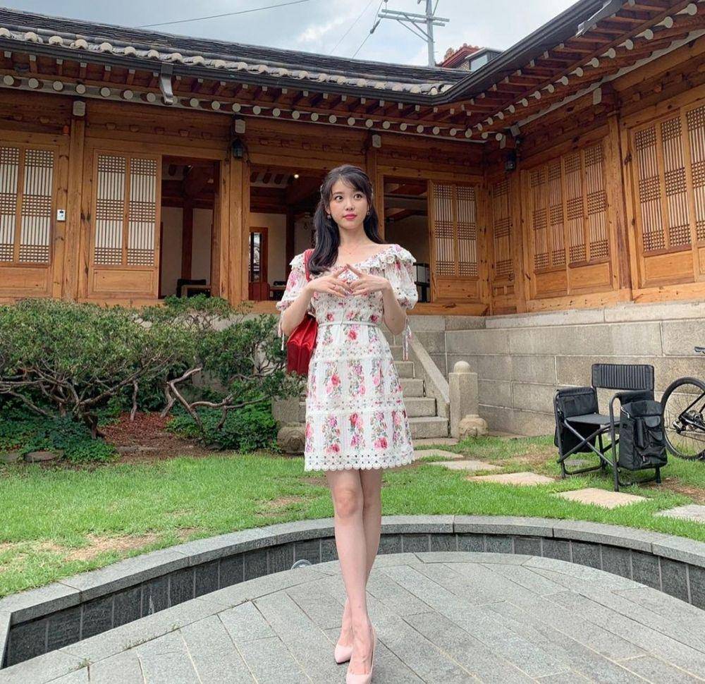 outfit kencan IU (instagram.com/dlwlrma)