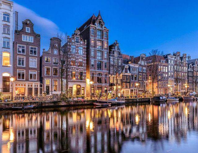Pemandangan di Kota Amsterdam saat malam hari. (instagram.com/johnblutephotography)