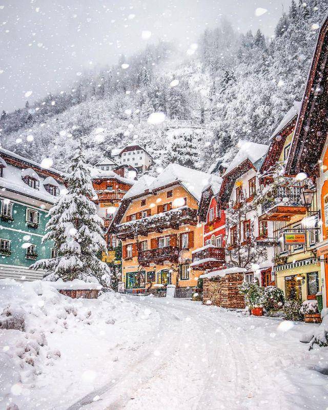 Pemandangan di Kota Hallstatt saat salju turun. (instagram.com/hebenj)