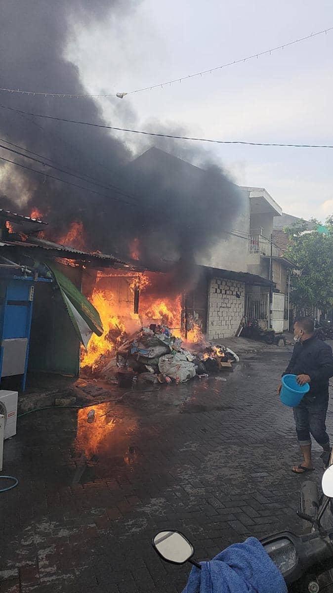 Ngecas di Kasur, Rumah di Jalan Ploso Timur Surabaya Kebakaran
