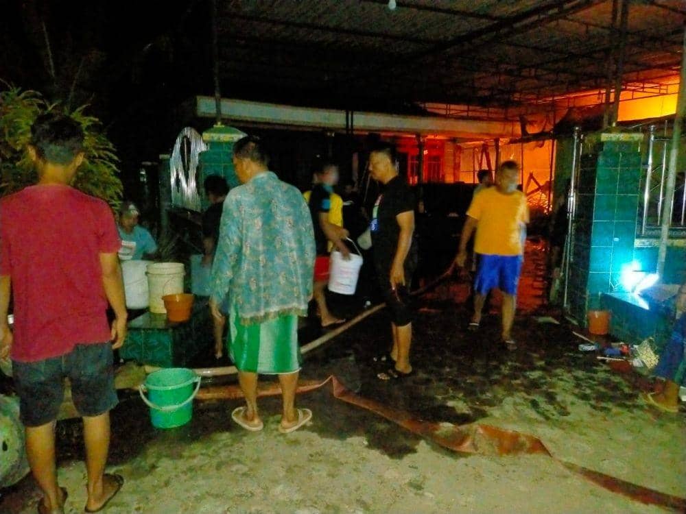 Warga membantu memadamkan kebakaran. (Dokumentasi Polsek Tegaldlimo)