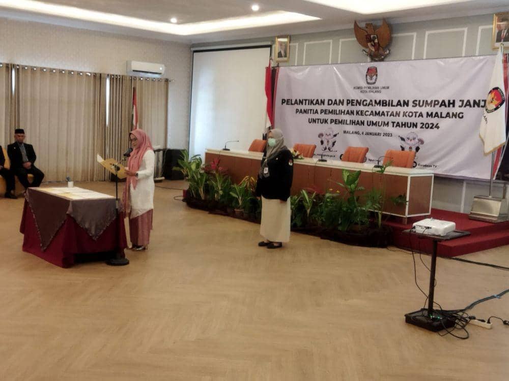 Ketua KPU Kota Malang, Aminah Asminingtyas saat melantik anggota PPK Kota Malang. (IDN Times/Rizal Adhi Pratama)