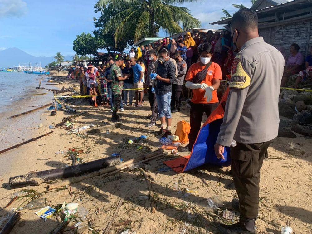 Evakuasi jenazah korban. (dok. Polres Sumbawa Barat)