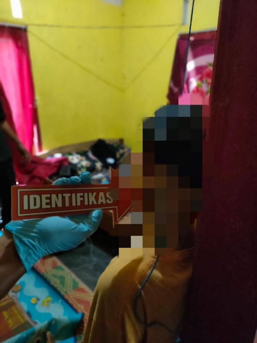 Polisi saat melakukan olah TKP. (dok. Polres Lombok Tengah)