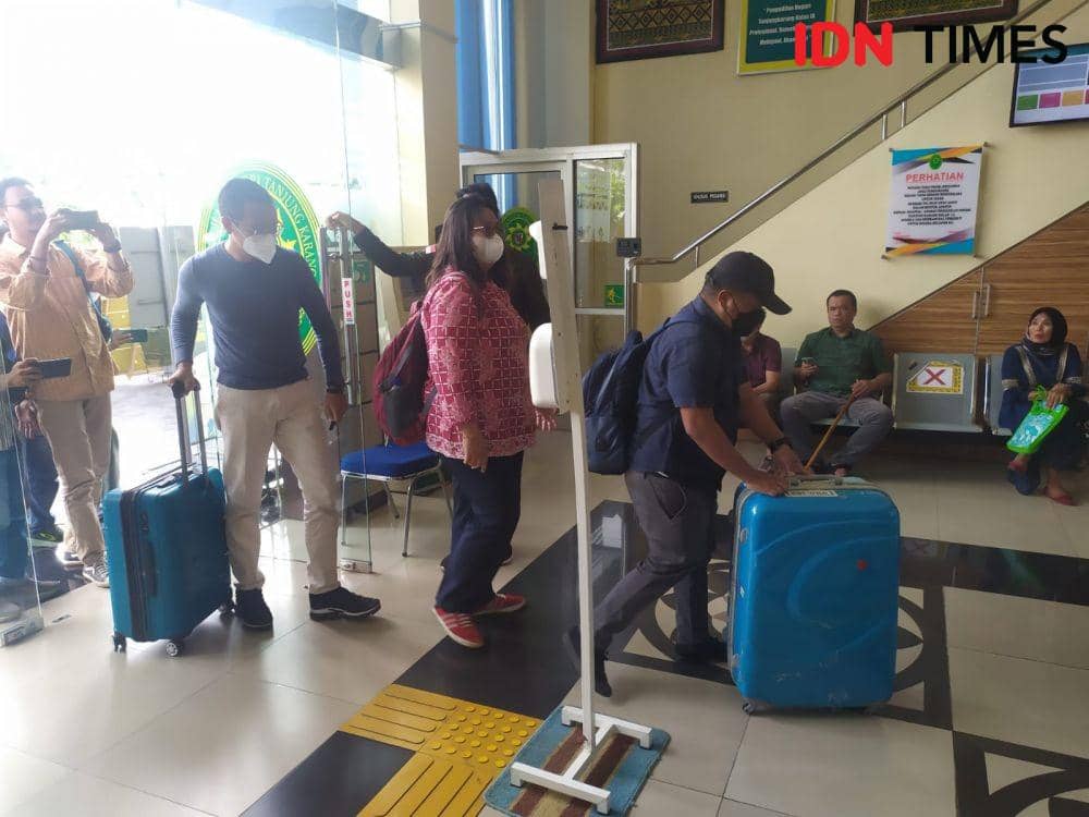 JPU KPK melimpahkan berkas perkara dan surat dakwaan 3 tersangka kasus korupsi suap PMB Unila ke PN Tipikor Tanjungkarang. (IDN Times/Tama Yudha Wiguna).
