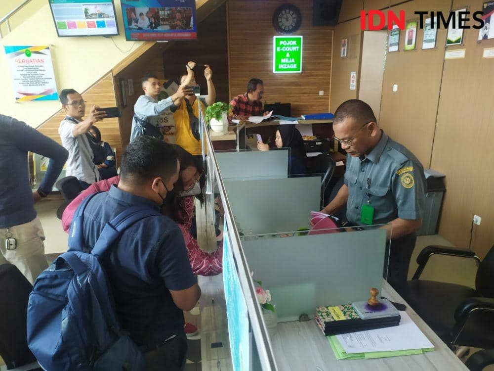 JPU KPK melimpahkan berkas perkara dan surat dakwaan 3 tersangka kasus korupsi suap PMB Unila ke PN Tipikor Tanjungkarang. (IDN Times/Tama Yudha Wiguna).