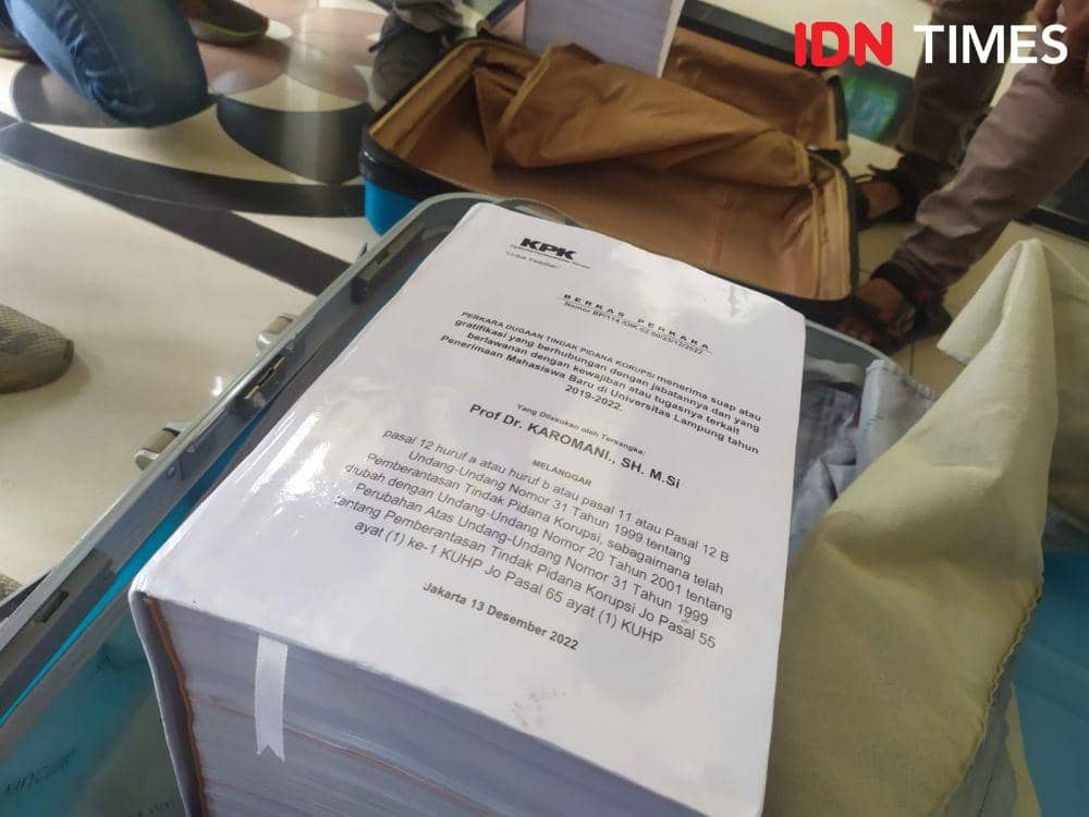 JPU KPK melimpahkan berkas perkara dan surat dakwaan 3 tersangka kasus korupsi suap PMB Unila ke PN Tipikor Tanjungkarang. (IDN Times/Tama Yudha Wiguna).