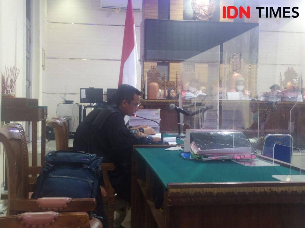 Sidang pembacaan tuntutan terdakwa korupsi suap PMB Unila Andi Desfiandi di PN Tipikor Tanjungkarang. (IDN Times/Tama Yudha Wiguna).