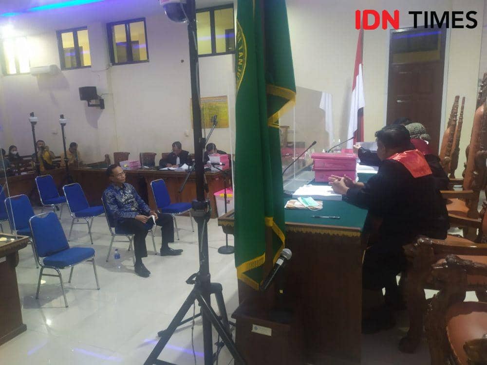 Sidang pembacaan tuntutan terdakwa korupsi suap PMB Unila Andi Desfiandi di PN Tipikor Tanjungkarang. (IDN Times/Tama Yudha Wiguna).