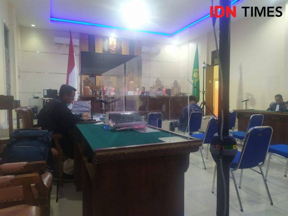 Sidang pembacaan tuntutan terdakwa korupsi suap PMB Unila Andi Desfiandi di PN Tipikor Tanjungkarang. (IDN Times/Tama Yudha Wiguna).