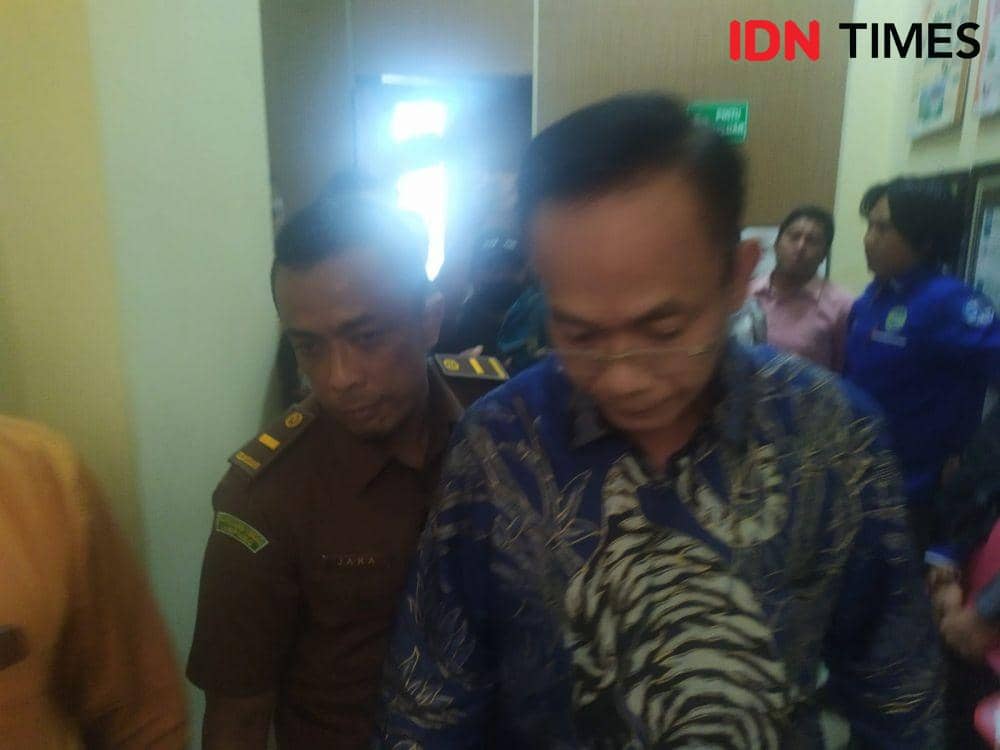 Terdakwa korupsi suap PMB Unila Andi Desfiandi usai menjalani sidang pembacaan tuntutan di PN Tipikor Tanjungkarang. (IDN Times/Tama Yudha Wiguna).