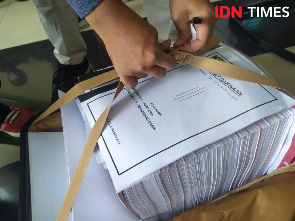 JPU KPK RI melaksanakan kegiatan pelimpahan berkas perkara dan surat dakwaan 3 tersangka suap PMB Unila jalur mandiri 2022 ke PN Tipikor Tanjungkarang, Rabu (4/1/2023). (IDN Times/Tama Yudha Wiguna).