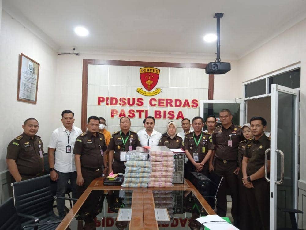 Kejati Lampung menerima pelimpahan tahap II tersangka dan barang bukti perkara dugaan korupsi pekerjaan konstruksi preservasi rekonstruksi Jalan Ir Sutami. (Dok. Polda Lampung).