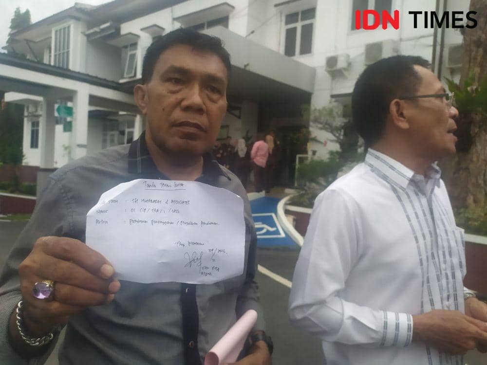 Kejati Lampung menerima pelimpahan tahap II tersangka dan barang bukti perkara dugaan korupsi pekerjaan konstruksi preservasi rekonstruksi Jalan Ir Sutami. (IDN Times/Tama Yudha Wiguna).